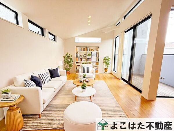 広々としたリビングには大きな窓があり、たっぷりの日差しで明るく、家族みんながくつろげる居心地の良い空間。※家具はCGによるイメージです。販売対象には含まれません。
