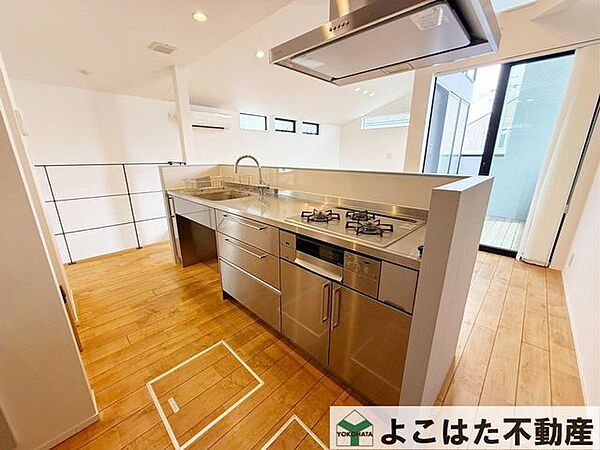毎日使うキッチンだからこそこだわりたい！収納がたっぷりなので調理器具や調味料も出し入れしやすくお料理がはかどります。