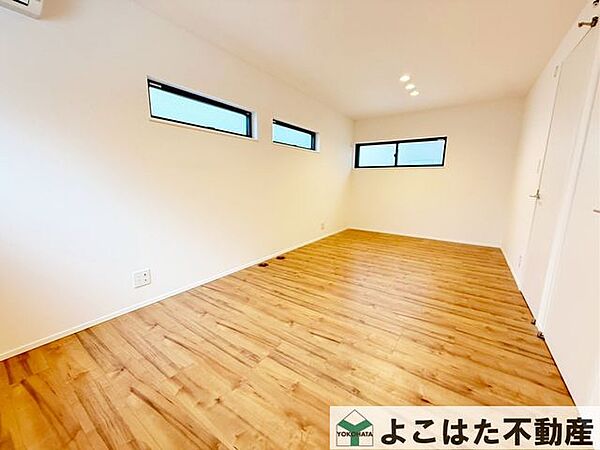 将来的に間仕切り可能な洋室。お子様の成長を見据え、ライフステージに合わせて自由にレイアウトを変更できるため、住み始めから将来まで快適な暮らしをサポートします♪