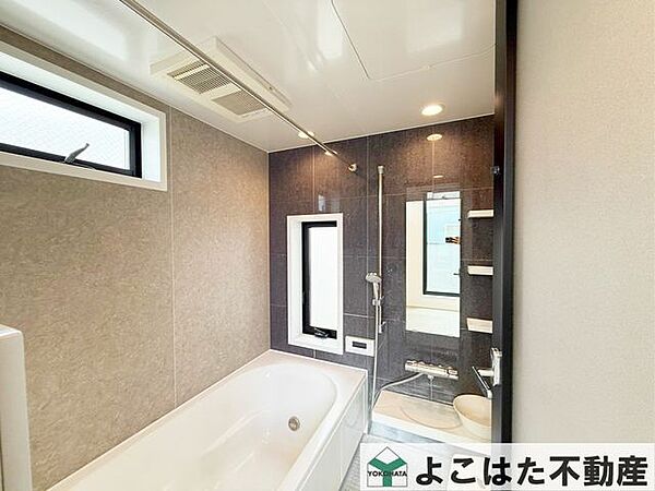 バスルームには浴室乾燥機が標準装備！雨の日のお洗濯に大活躍します。また、窓を開けずに換気できるので花粉対策や防カビにも有効ですね。