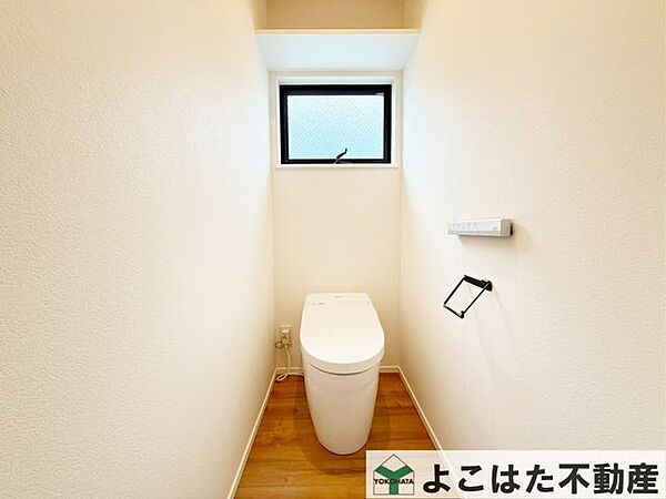 トイレは住まいの基本性能が問われる場所。壁や床の汚れが落ちやすく、掃除の手間を少なくできる仕様により、いつでも衛生的に保つことができます。日々の暮らしに寄り添い、清潔で快適な時間を届けます。