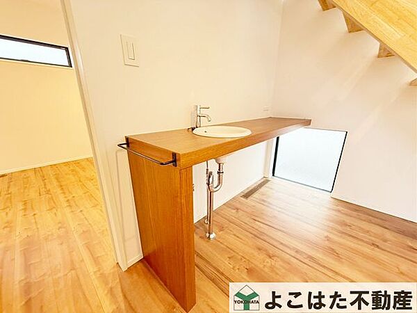 玄関近くに手洗い器を備えた、衛生面に配慮した住まい。帰宅後の手洗いを習慣化しやすく、来客時にも使いやすい、暮らしやすさを考えたこだわりの設備です。
