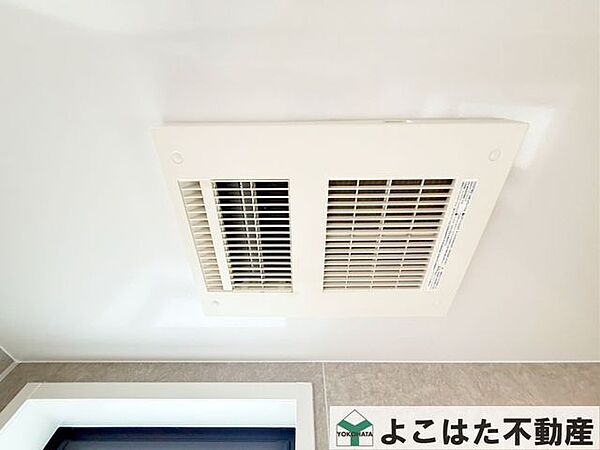 毎日の暮らしを快適にする浴室乾燥機を標準装備。天候や時間帯を気にせず洗濯物を干せるほか、浴室内の湿気対策にも役立ち、一年を通して便利にお使いいただけます。