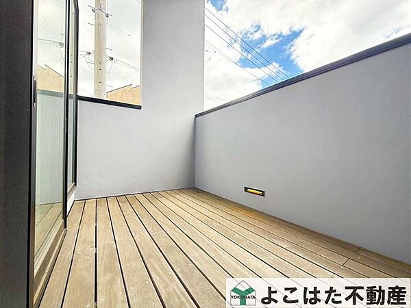 奥行きのあるインナーバルコニーは、洗濯物干しはもちろん、ガーデニングや読書など趣味の時間にもぴったり！開放感とプライベート感を兼ね備えた、多目的に活躍する空間です！！