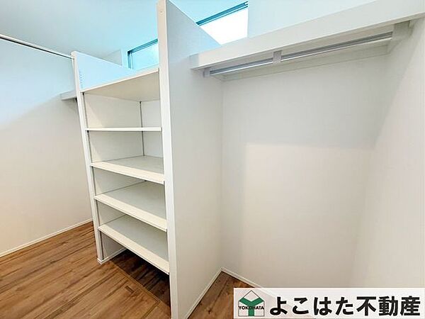 ハンガーパイプと豊富な棚を備えた収納スペース。衣類から小物まで一か所にまとめて収納できるため、整理整頓しやすく、居室をすっきりと美しく保てます。