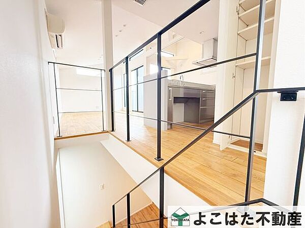 視線が伸びる吹き抜けとスタイリッシュなスケルトン手すりが、住まいに上質な開放感を演出。光あふれるLDKは、家族の団らんも来客時もゆったり過ごせる心地よい空間です♪