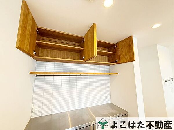 キッチンには、機能性とデザイン性を兼ね備えた見せる収納スペースあり！お気に入りの食器や雑貨を飾りながら使いやすく収納でき、毎日の料理時間をもっと心地よく、楽しいひとときへと演出します！！
