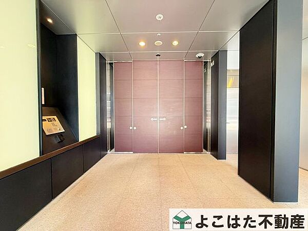 住まう方やゲストを迎える、上質感あふれるタワーレジデンスのエントランス。オートロックを完備し、日々の安心とプライバシーに配慮した、快適な住環境が魅力です。