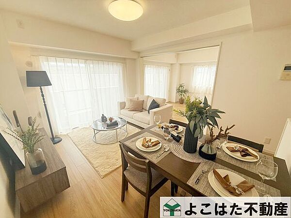 リビングは無駄のない間取りで家具の配置がしやすく、レイアウトの自由度が高い空間です。ソファやテレビ、ダイニングテーブルなどもすっきり収まり、生活動線もスムーズ♪