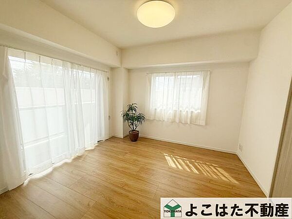2面採光の居室は、一日を通して明るく風通しも良好。子供部屋としても快適で、健やかな成長を見守れる環境が整っております。