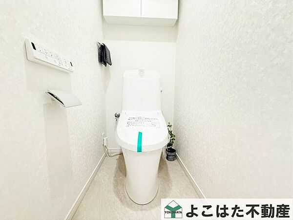 トイレはやさしい温水洗浄で、肌に負担の少ない洗い心地を実現。さらに、節水機能により水道代を抑えながら利用でき、家計にも環境にもやさしい設計です。