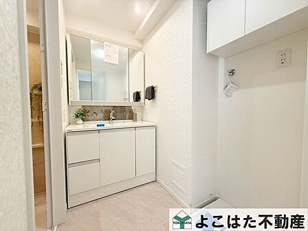 浴室と洗面所が隣接しているため、家族みんなが使いやすい水回り設計。お風呂上がりの身支度はもちろん、洗濯などの家事も効率よくこなせます。毎日の暮らしをスムーズにしてくれる、嬉しいポイントです。