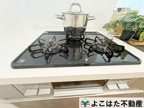 3口ガスコンロなので、煮物をしながら炒め物などの作業もスムーズにはかどります。お料理の効率が大幅にアップ。