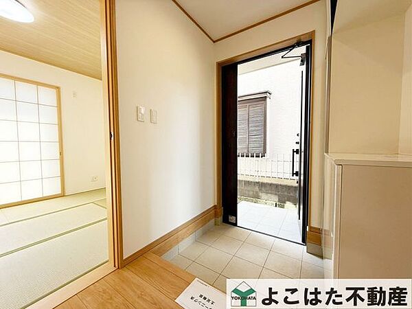 玄関回りは広くてすっきりしています。来訪者を迎え入れる場なので、やはりスペースにゆとりがあると何かと使い勝手が良いですね。