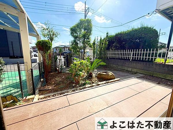 陽当たり良好なウッドデッキ付きの住まい♪心地よい陽光を感じながら、ティータイムや読書、家族との団らんなど、屋外ならではの開放感を楽しめます。お子様の遊び場や休日のくつろぎスペースにもぴったりです。