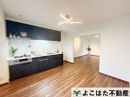壁付けキッチンを採用した、シンプルで無駄のないキッチン。調理スペースがまとまり、LDKをすっきり見せてくれます。生活動線も確保しやすく、限られた空間を上手に活用した、暮らしやすさが魅力の住まいです♪