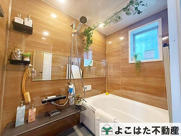 一日の疲れをゆっくり癒せる、落ち着きのあるバスルーム。窓付きで明るさと換気性にも配慮され、心地よい空間を演出します。さらに浴室乾燥機を備えているため、天候を気にせず洗濯物を乾かせるのも嬉しいポイント！