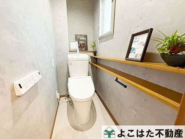 トイレは2箇所！それぞれおしゃれな仕様でうれしい空間です。毎日家族が使う場所だからこそ、清潔感と使いやすさに配慮。お子さまから大人まで安心して使えます！