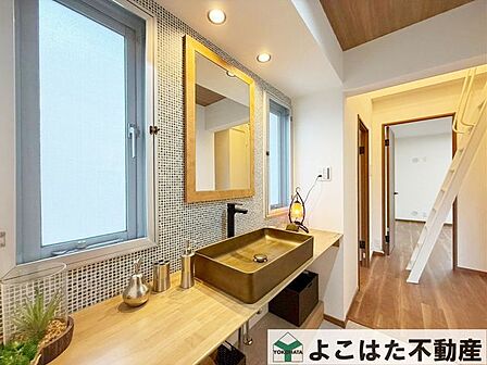 各階に洗面台を設置した、家族思いの間取り。1階・2階それぞれで手洗いや身支度ができるため、暮らしの動線もスムーズ。忙しい朝の時間帯にも便利で、来客時にも使いやすいのがポイントです。