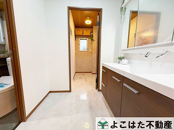 広々とした洗面室を中心に、浴室・トイレ・室内洗濯機置場をまとめた使い勝手の良い水まわり。各設備への移動がしやすく、毎日の生活動線もスムーズ！ゆとりある空間はご家族みんなが快適に使えます！