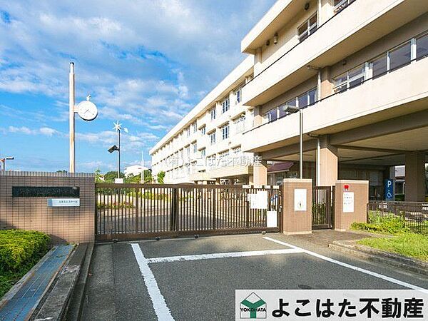 多摩市立落合中学校 徒歩12分。 950m