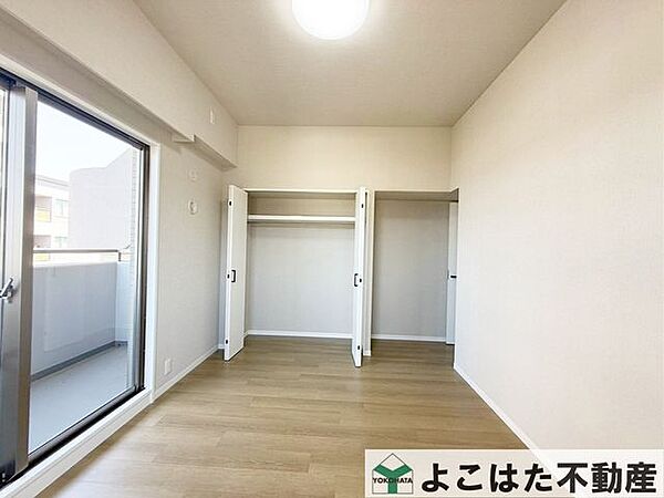 窓から差し込む光が心地よい居室。天気の良い日には空気の入れ替えをして快適に過ごせそうですね。自分だけの時間を気持ちよく過ごせる空間です。