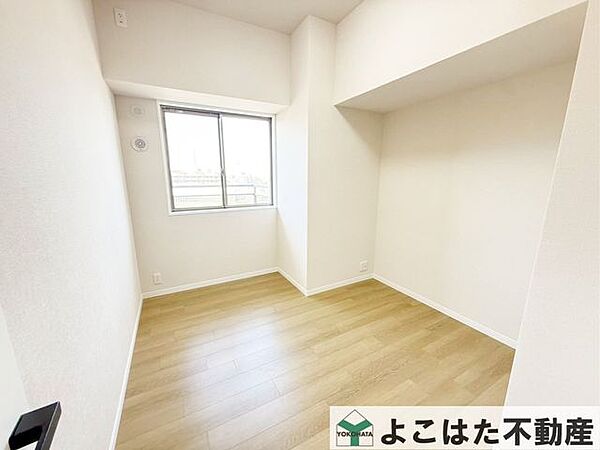 窓から差し込む自然光で一日中心地よく過ごせる空間。明るい室内は、家全体を包み込み、居心地の良さを実感できる空間。家具の配置もしやすく、整理整頓もしやすい設計です。