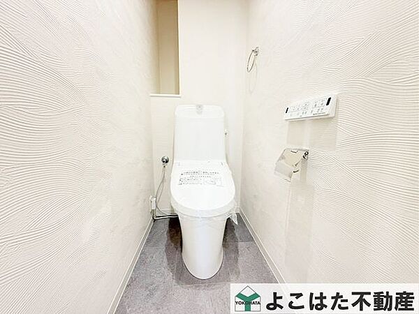 毎日家族が使う場所だからこそ、清潔感と使いやすさに配慮。お子さまから大人まで安心して使える、家族想いのトイレ空間です。
