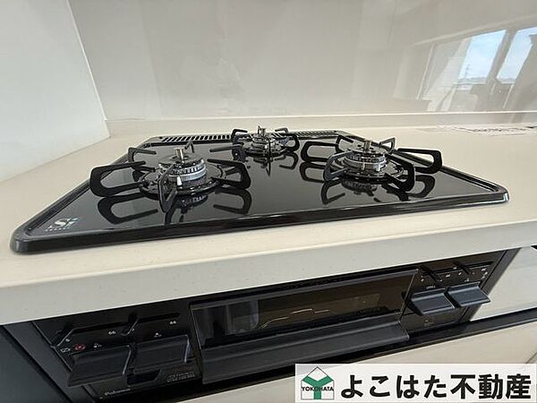 3口ガスコンロなので、煮物をしながら炒め物などの作業もスムーズにはかどります。お料理の効率が大幅にアップ。