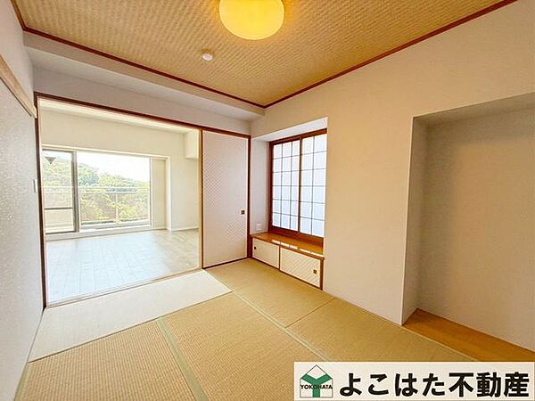落ち着いた雰囲気の和室は、お子様の遊びスペースや来客時など柔軟にお使いいただけます。収納もあるため、整理整頓しやすく快適に過ごせます。