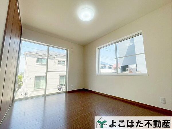 2面採光の居室は、一日を通して明るく風通しも良好。子供部屋としても快適で、健やかな成長を見守れる環境が整っています。