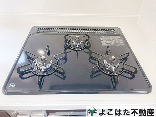 3口ガスコンロなので、煮物をしながら炒め物などの作業もスムーズにはかどります。お料理の効率が大幅にアップ。