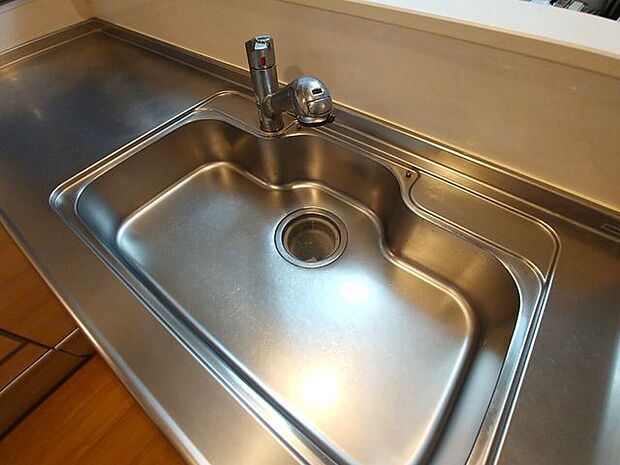 浄水器内臓タイプのキッチン水栓水廻りはキレイにお使いです。