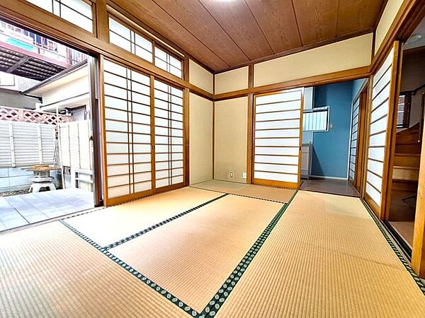 1階の和室はキッチン横にあるので居間としてもお使いください。