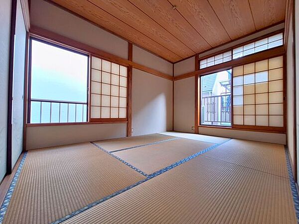 2階の和室はベランダに面した明るいお部屋です。