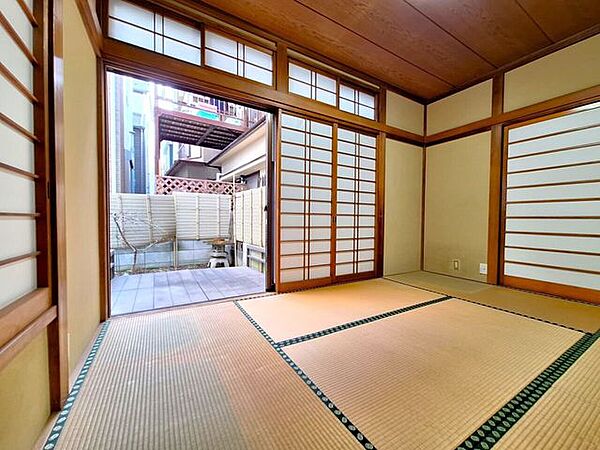 1階和室から覗くウッドデッキと庭が風情を感じます。
