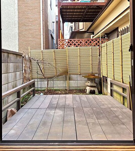 1階和室の先にあるウッドデッキと庭部分天気の良い日には窓を開けて佇みたくなりますね。
