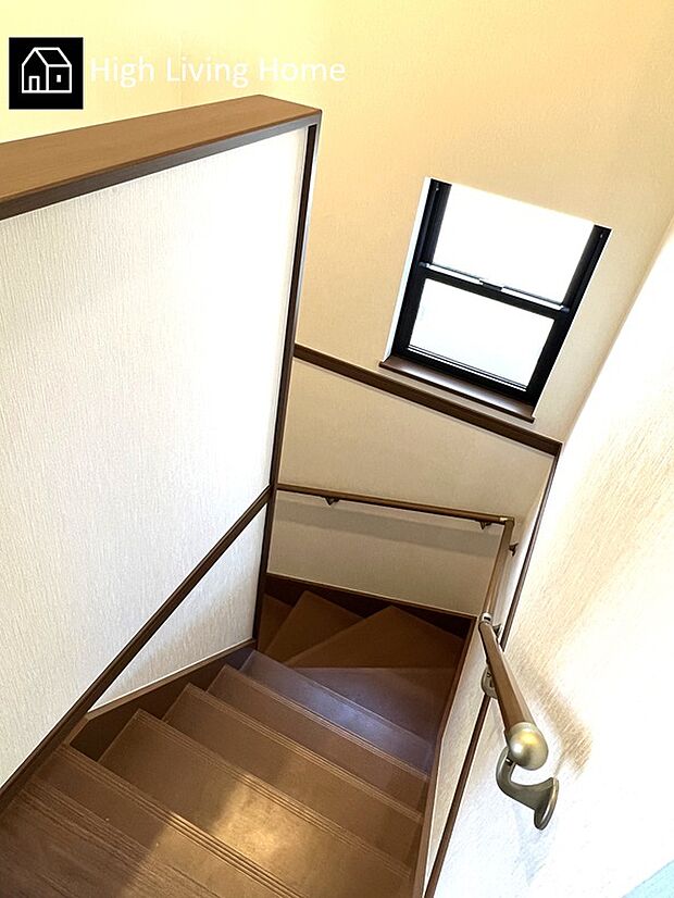 ●階段緩やかに２階につながる階段には手すりもしっかりあるので安心ですね！