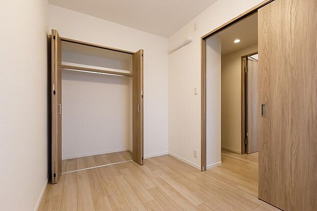 4.8帖の洋室にはしっかりとした大きさのクローゼットを完備し、収納スペースも十分