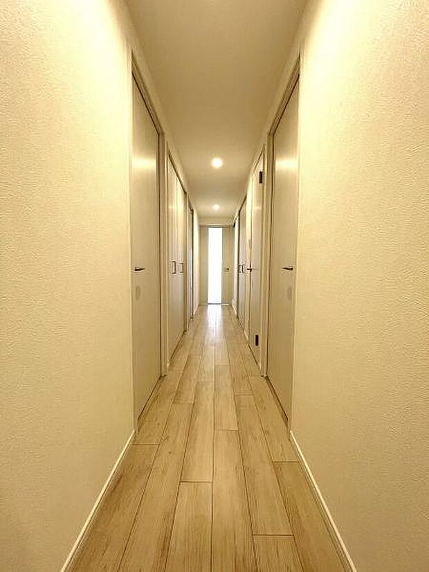廊下は間接照明とゆったりとした空間にしあげました建具はホワイトカラーで統一し、明るく広がりのある空間を演出