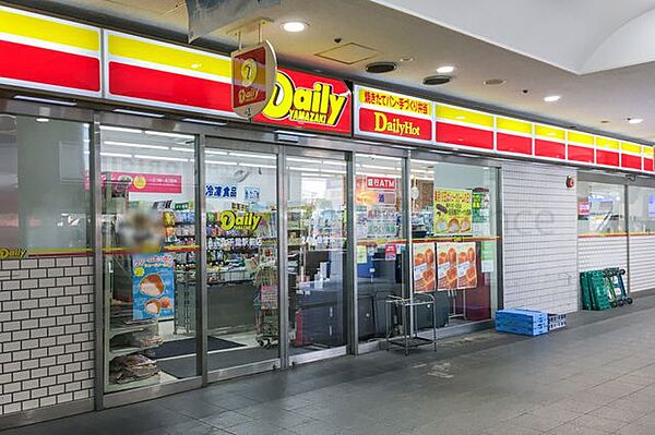 デイリーヤマザキ 北千里駅前店 徒歩9分。 650m