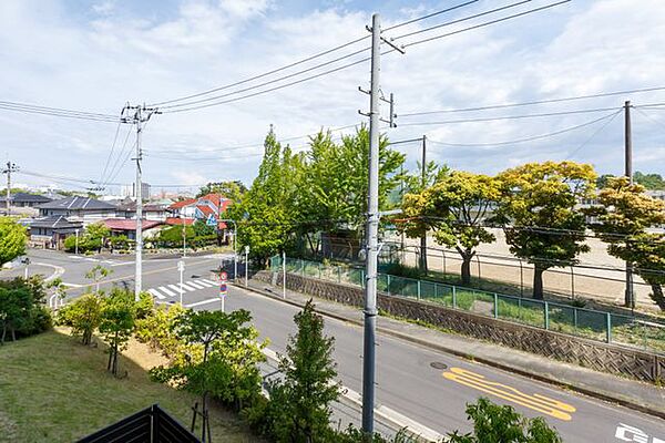 窓からは自然と緑が溢れる住空間