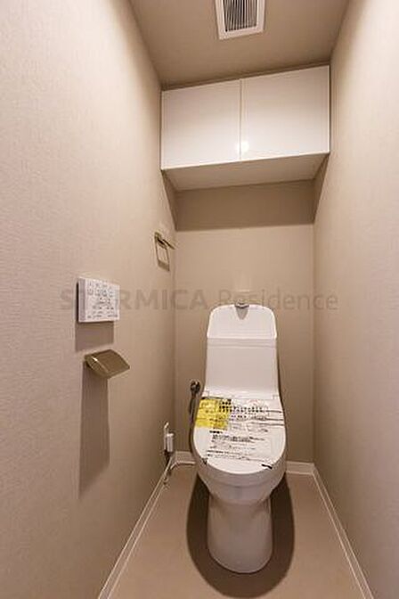 パワー脱臭機能などを備えた温水洗浄便座付きトイレ