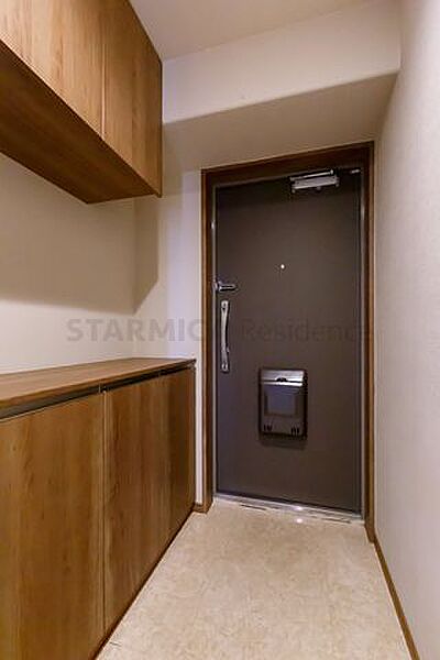 カウンタータイプの下駄箱の素敵に飾った玄関は気分が上がります