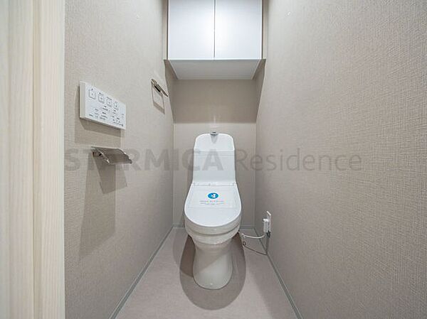吊戸棚を設置、トイレットペーパーなど買い置きもしやすそうです
