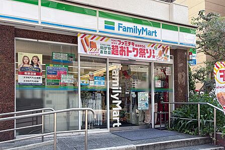 ファミリーマート南堀江一丁目店 徒歩2分。 140m