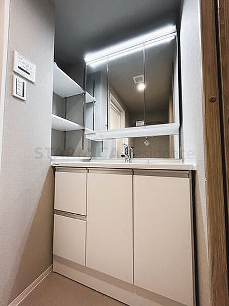 収納力と実用性を兼ね備えた三面鏡付き洗面台