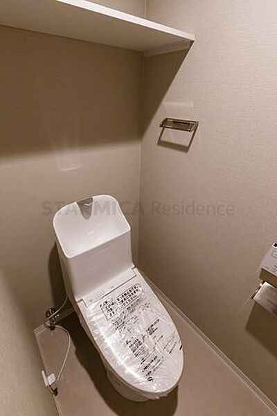 パワー脱臭機能などを備えた温水洗浄便座付きトイレ