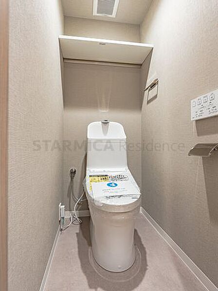 パワー脱臭機能などを備えた温水洗浄便座付きトイレ