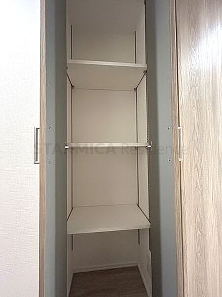 廊下収納は掃除道具や季節の雑貨などを収納でき、重宝します